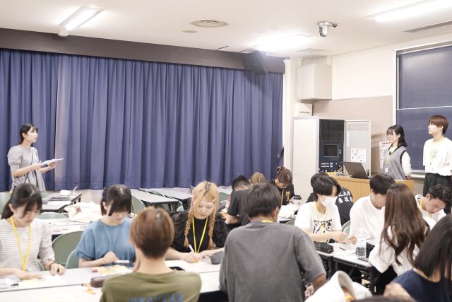 学生の発表に対し、丁寧にフィードバックを行う吉田さん